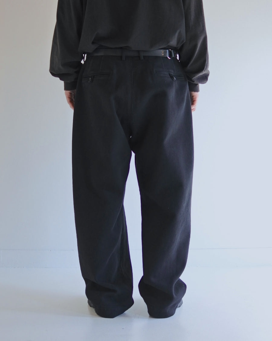 ヘビーピケワイドトラウザーズは、上質で肉厚なピケ素材を使用した、存在感のあるワイドシルエットの一本です。無骨さときれいな落ち感を併せ持ち、幅広いスタイルに馴染みます。生地は13オンスの先染め硫化ピケで、重厚感と柔らかさが特徴です。着用を重ねることで硫化染料特有の経年変化を楽しめ、仕上げにはワンウォッシュ加工を施しています。The Heavy Pique Wide Trousers are crafted from premium, heavyweight pique fabric, delivering a strong presence with a clean, relaxed drape. The 13oz pre-dyed sulfide pique provides both substantial weight and softness, developing a rich patina over time with repeated wear. The trousers are finished with a one-wash treatment for a natural, broken-in