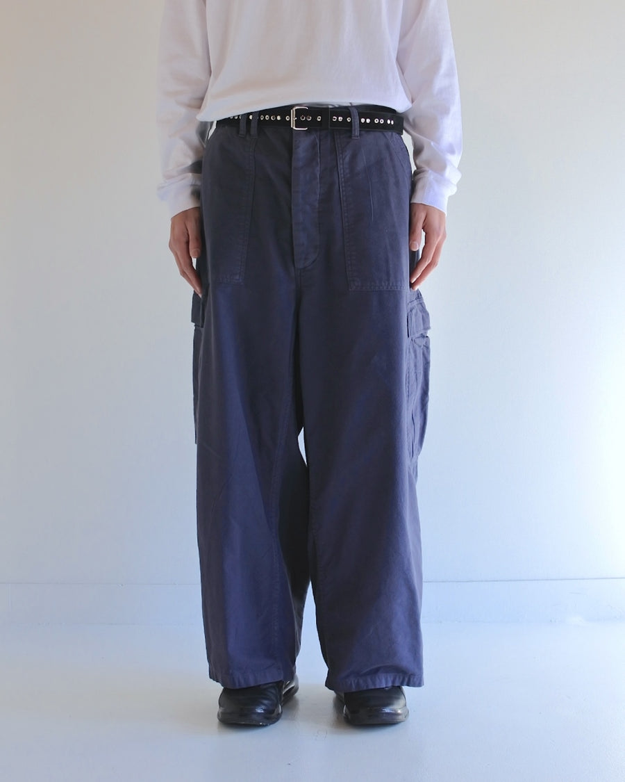 ソフトなタッチのコットンスウェード素材を使用したブルーグレイ色のベイカーカーゴパンツ