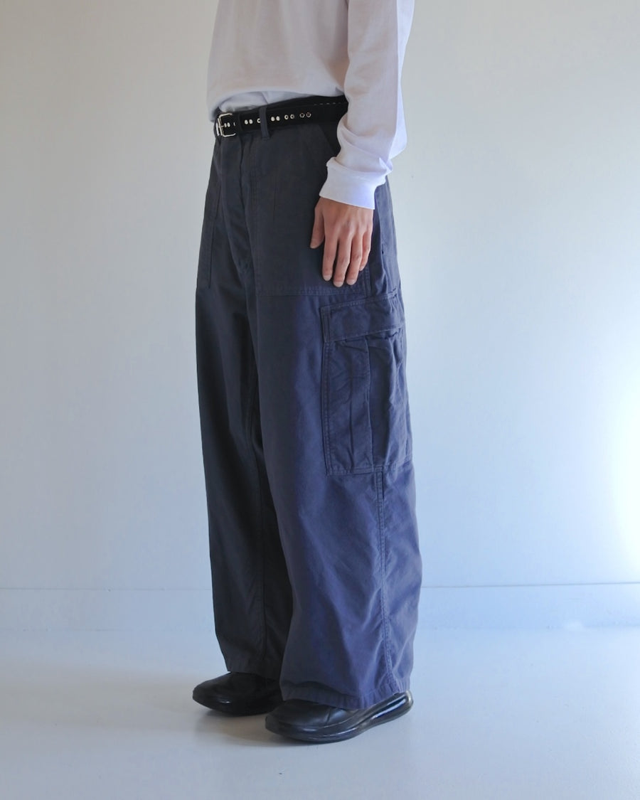ソフトなタッチのコットンスウェード素材を使用したブルーグレイ色のベイカーカーゴパンツ