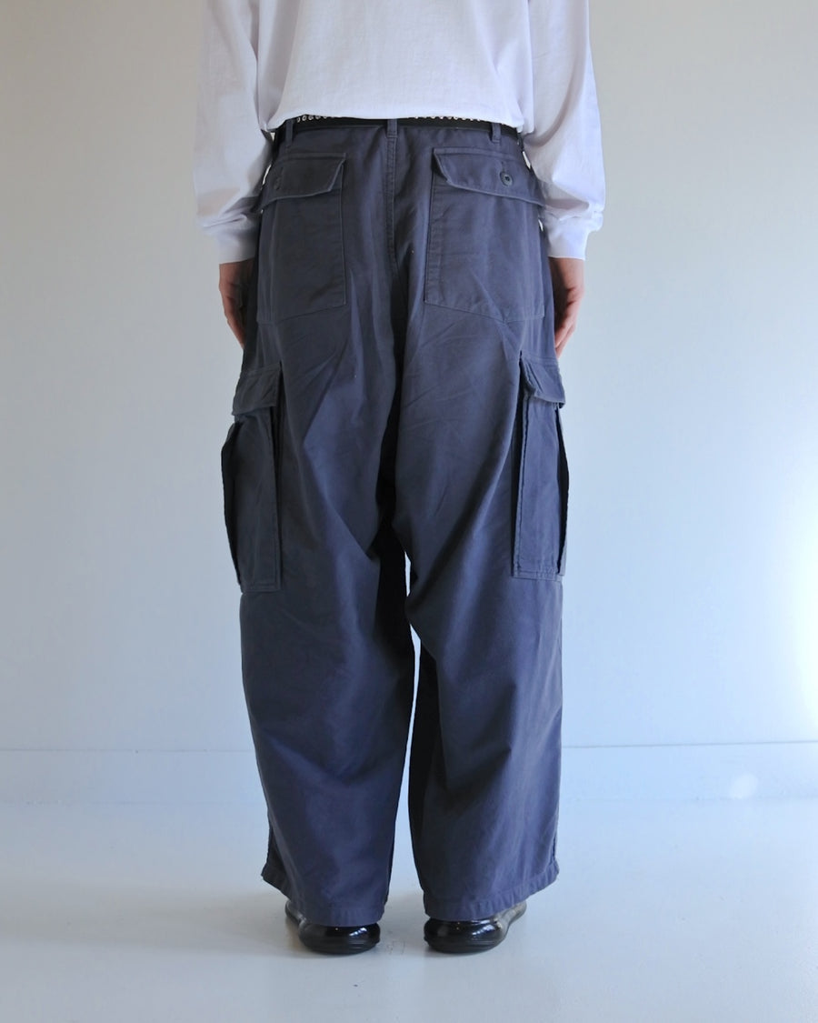 ソフトなタッチのコットンスウェード素材を使用したブルーグレイ色のベイカーカーゴパンツ