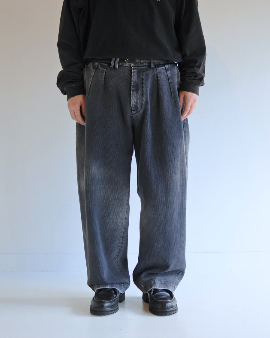上質で肉厚なピケ素材を使用したトラウザー。無骨さの中に上品な落ち感を持ち、深みのあるブラックカラーが魅力です。硫化染料による染色とエイジング加工により、着込むほどに味わい深い経年変化を楽しめます。A trousers crafted from premium, heavy pique fabric. It balances ruggedness with a refined drape, finished in a deep black hue. Sulfur dyeing and aging treatment give it a rich patina that evolves beautifully over time.