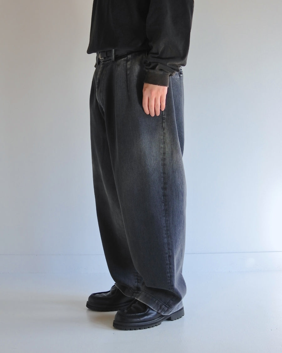 上質で肉厚なピケ素材を使用したトラウザー。無骨さの中に上品な落ち感を持ち、深みのあるブラックカラーが魅力です。硫化染料による染色とエイジング加工により、着込むほどに味わい深い経年変化を楽しめます。A trousers crafted from premium, heavy pique fabric. It balances ruggedness with a refined drape, finished in a deep black hue. Sulfur dyeing and aging treatment give it a rich patina that evolves beautifully over time.