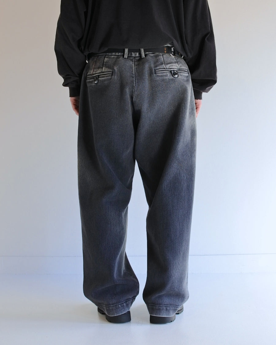 上質で肉厚なピケ素材を使用したトラウザー。無骨さの中に上品な落ち感を持ち、深みのあるブラックカラーが魅力です。硫化染料による染色とエイジング加工により、着込むほどに味わい深い経年変化を楽しめます。A trousers crafted from premium, heavy pique fabric. It balances ruggedness with a refined drape, finished in a deep black hue. Sulfur dyeing and aging treatment give it a rich patina that evolves beautifully over time.