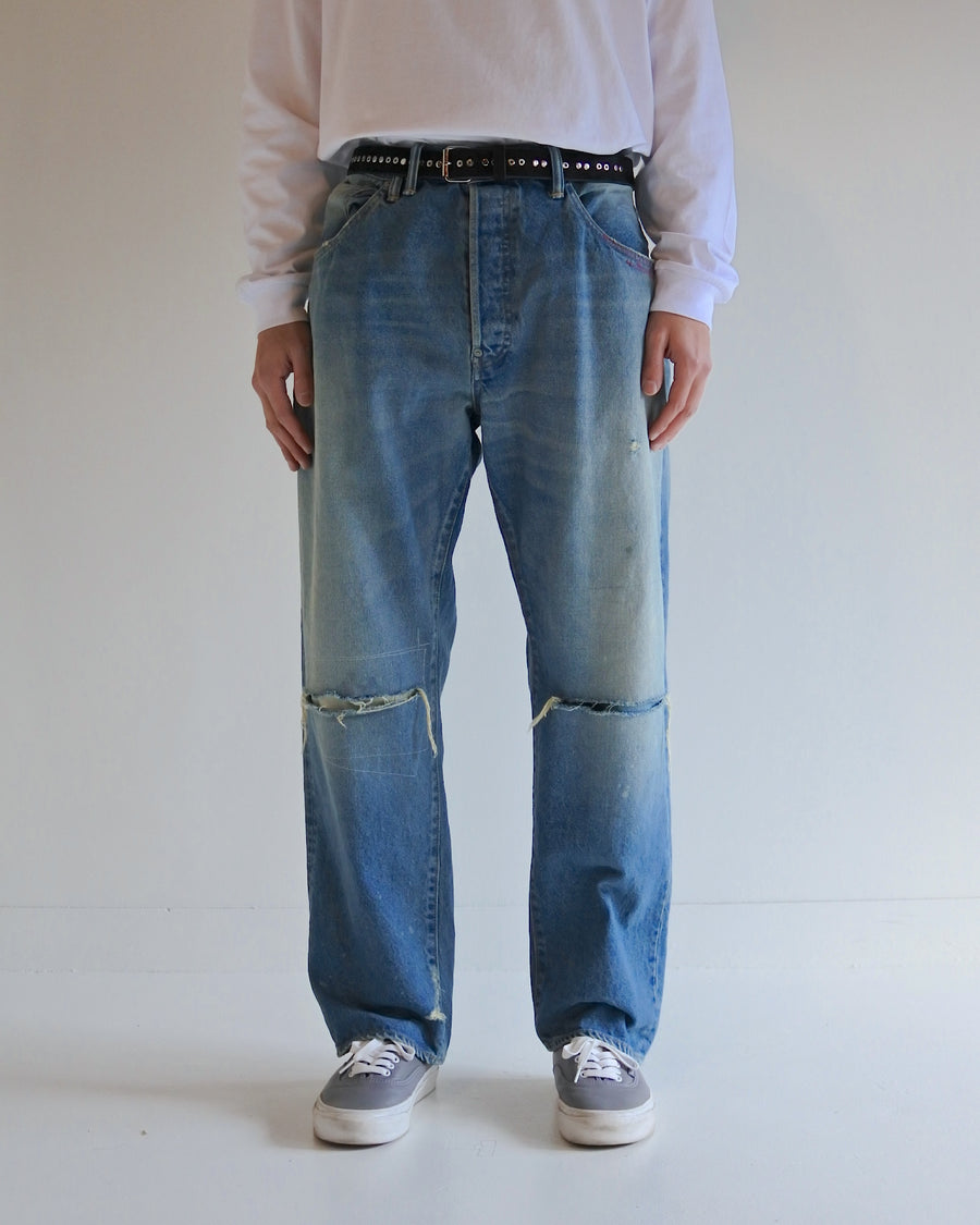■履き心地を考慮して腰回りにはゆとりを持たせ、裾にかけてはスッキリとしたテーパードシルエットに仕立てた5Pパンツ。
韓国限定カラーと限定加工

■生地 : 12oz オープンエンドデニム
タテヨコ共に7/-空紡糸を使用したデニム。
糸質的にドライで堅いタッチが特徴。90年代ごろのビンテージデニムのようなシボ感が魅力な素材です。

■加工 : 淡色エイジング仕上げ　　
全体的に色落ちした色味とハードなアタリ感が特徴。
経年によるダメージをリペアした雰囲気のリメイクを施しています。
更に最終仕上げで全体には汚し加工にてユーズド感を表現。