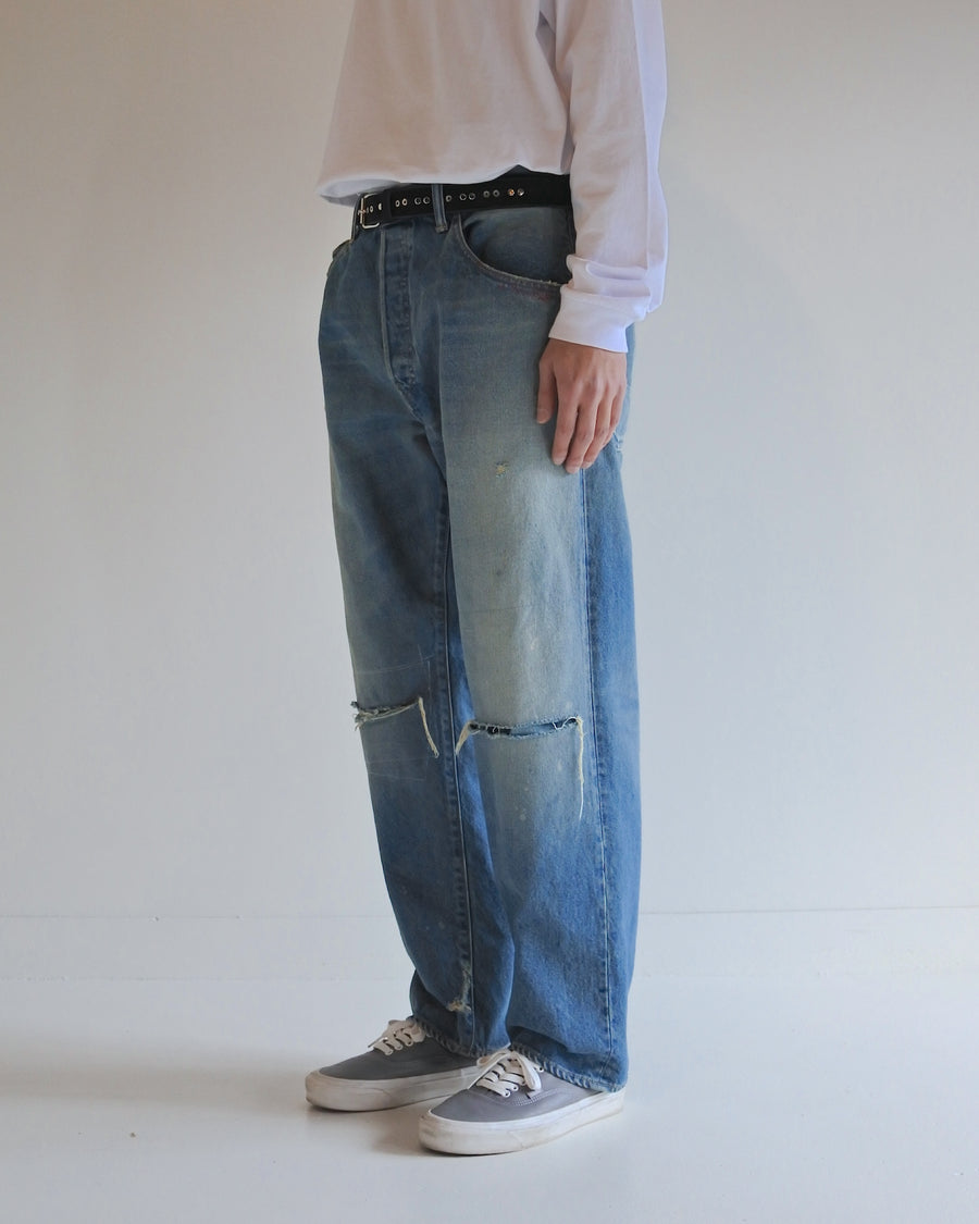 ■履き心地を考慮して腰回りにはゆとりを持たせ、裾にかけてはスッキリとしたテーパードシルエットに仕立てた5Pパンツ。
韓国限定カラーと限定加工

■生地 : 12oz オープンエンドデニム
タテヨコ共に7/-空紡糸を使用したデニム。
糸質的にドライで堅いタッチが特徴。90年代ごろのビンテージデニムのようなシボ感が魅力な素材です。

■加工 : 淡色エイジング仕上げ　　
全体的に色落ちした色味とハードなアタリ感が特徴。
経年によるダメージをリペアした雰囲気のリメイクを施しています。
更に最終仕上げで全体には汚し加工にてユーズド感を表現。