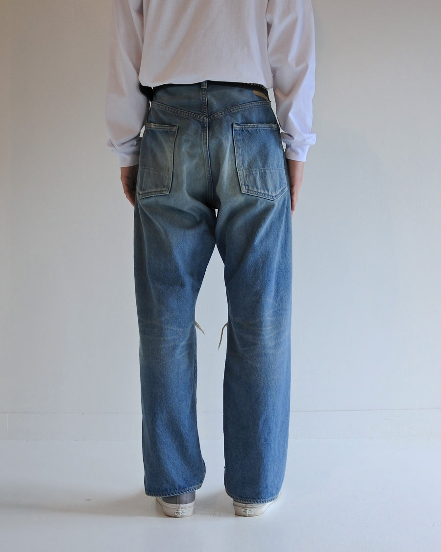 ■履き心地を考慮して腰回りにはゆとりを持たせ、裾にかけてはスッキリとしたテーパードシルエットに仕立てた5Pパンツ。
韓国限定カラーと限定加工

■生地 : 12oz オープンエンドデニム
タテヨコ共に7/-空紡糸を使用したデニム。
糸質的にドライで堅いタッチが特徴。90年代ごろのビンテージデニムのようなシボ感が魅力な素材です。

■加工 : 淡色エイジング仕上げ　　
全体的に色落ちした色味とハードなアタリ感が特徴。
経年によるダメージをリペアした雰囲気のリメイクを施しています。
更に最終仕上げで全体には汚し加工にてユーズド感を表現。