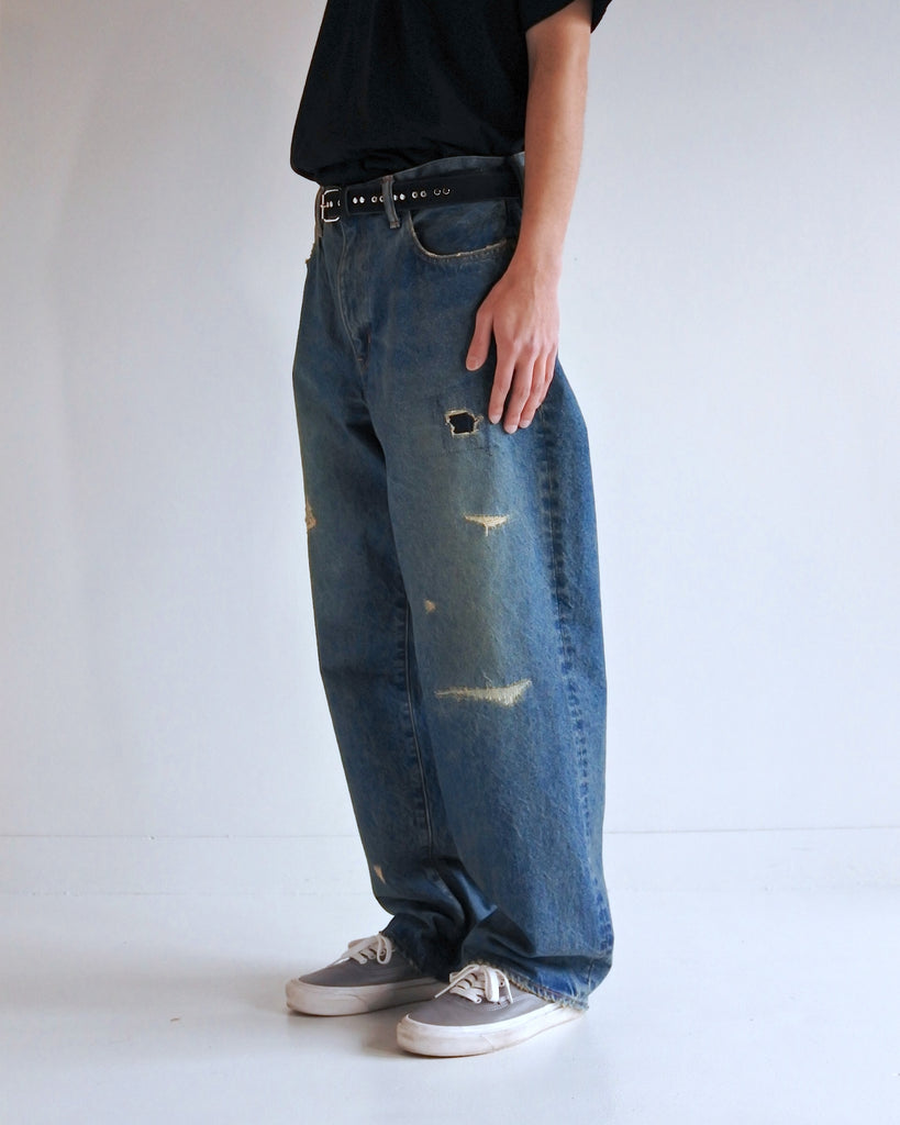14ozハチマルデニムを採用し、5年履き続けた加工を施し、さらに独自のリメイクを追加したインディゴワイドテーパードシルエットデニムパンツ