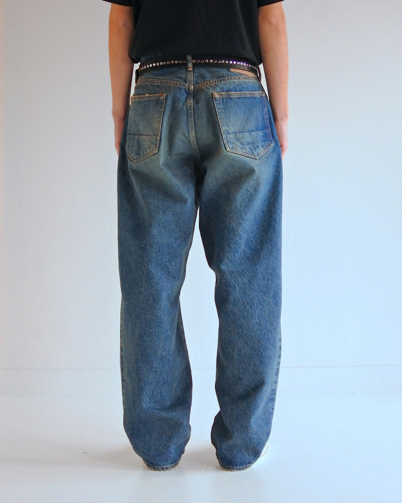 14ozハチマルデニムを採用し、5年履き続けた加工を施し、さらに独自のリメイクを追加したインディゴワイドテーパードシルエットデニムパンツ