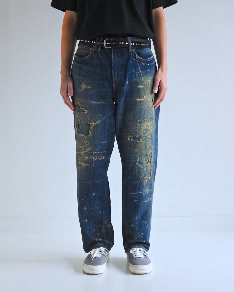 12.5ozデニムを使用したテーパードシルエット。
濃色エイジングとブリーチを組み合わせたハードダメージ加工。
複数の当て布でパッチワークリメイクを施した存在感ある一本です。
A tapered silhouette crafted from 12.5oz denim.
Features heavy damage with dark aging and bleach treatments.
Finished with patchwork-style remake details using multiple fabric patches.