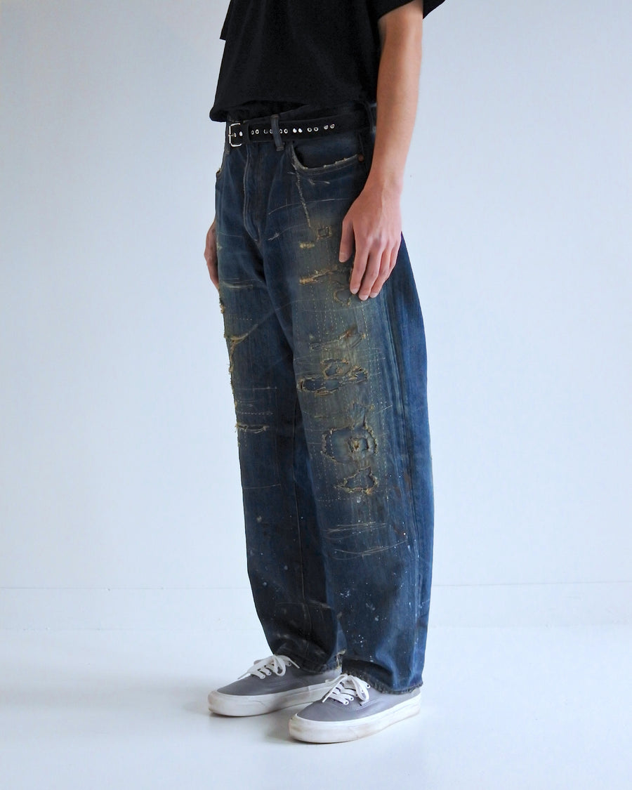 12.5ozデニムを使用したテーパードシルエット。
濃色エイジングとブリーチを組み合わせたハードダメージ加工。
複数の当て布でパッチワークリメイクを施した存在感ある一本です。
A tapered silhouette crafted from 12.5oz denim.
Features heavy damage with dark aging and bleach treatments.
Finished with patchwork-style remake details using multiple fabric patches.