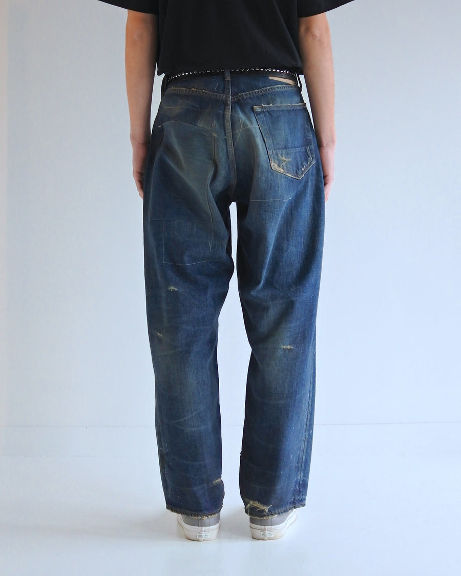 12.5ozデニムを使用したテーパードシルエット。
濃色エイジングとブリーチを組み合わせたハードダメージ加工。
複数の当て布でパッチワークリメイクを施した存在感ある一本です。
A tapered silhouette crafted from 12.5oz denim.
Features heavy damage with dark aging and bleach treatments.
Finished with patchwork-style remake details using multiple fabric patches.