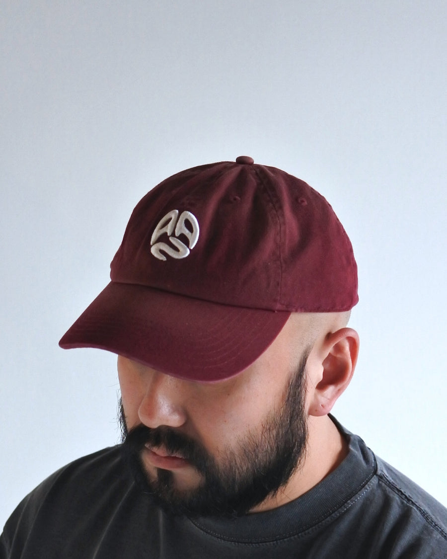 コットンツイル生地を日焼け加工させたえんじ色のキャップ