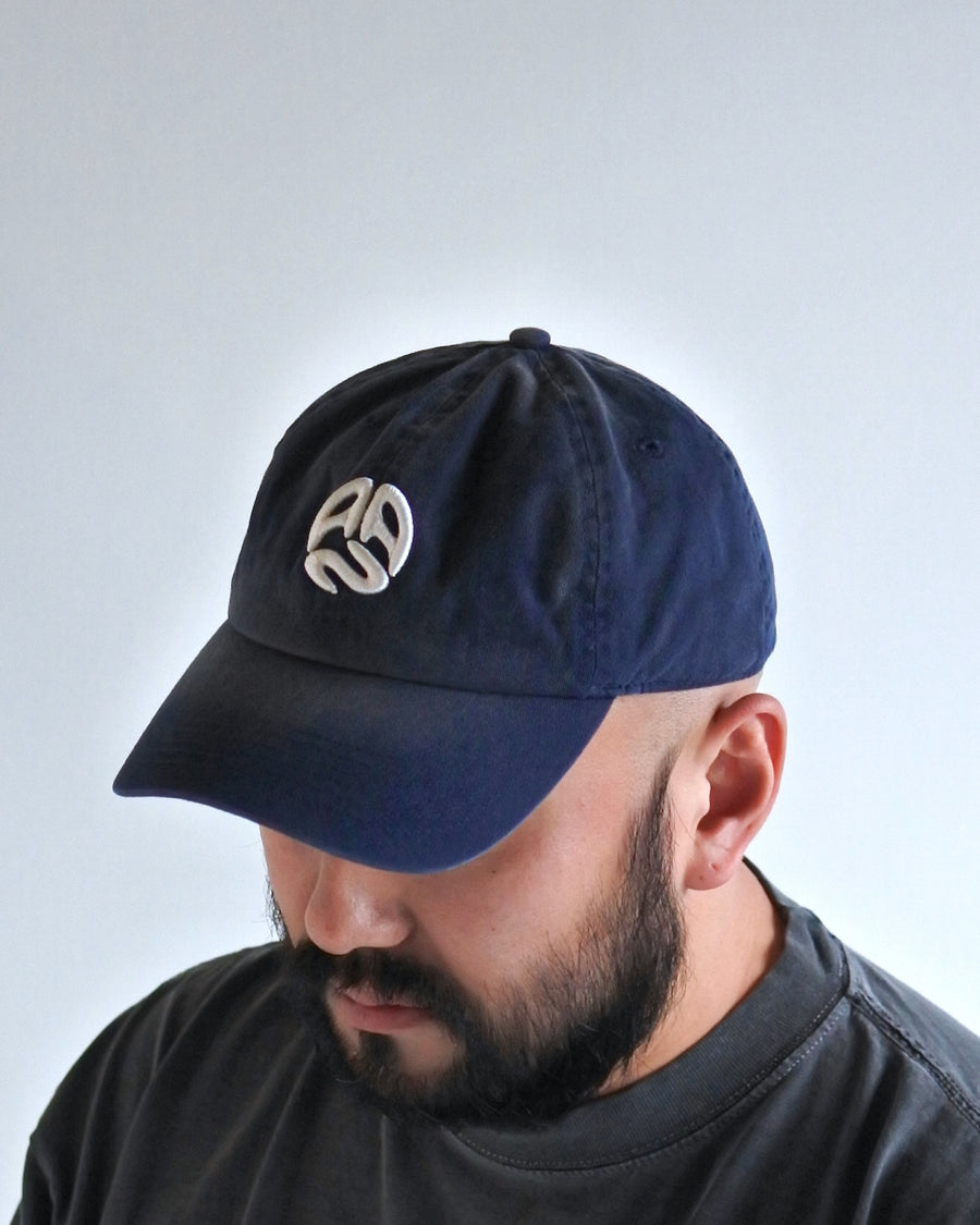 コットンツイル生地を日焼け加工させたネイビー色のキャップ