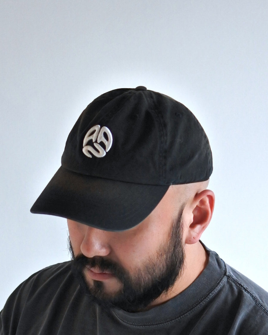 コットンツイル生地を日焼け加工させた黒色のキャップ