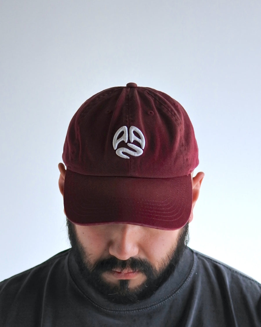 コットンツイル生地を日焼け加工させたえんじ色のキャップ