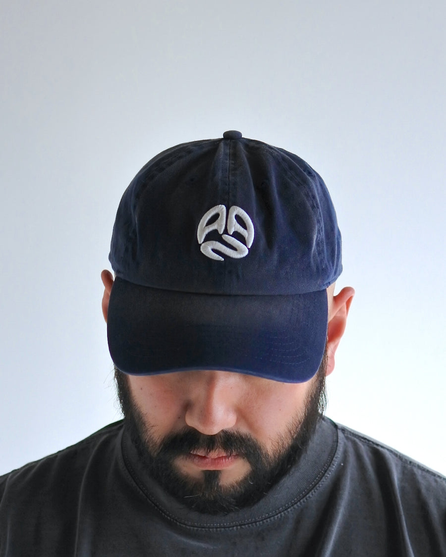 コットンツイル生地を日焼け加工させたネイビー色のキャップ