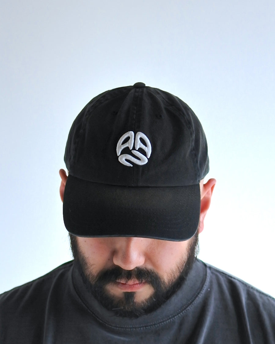 コットンツイル生地を日焼け加工させた黒色のキャップ