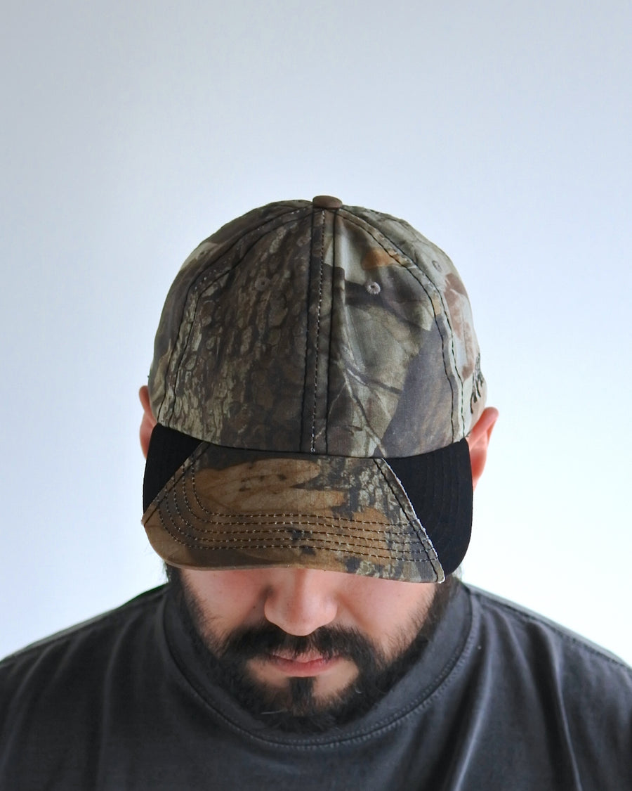 オリジナルリアルツリー生地のキャップに黒色の生地を切り替え配色にしたデザインキャップ