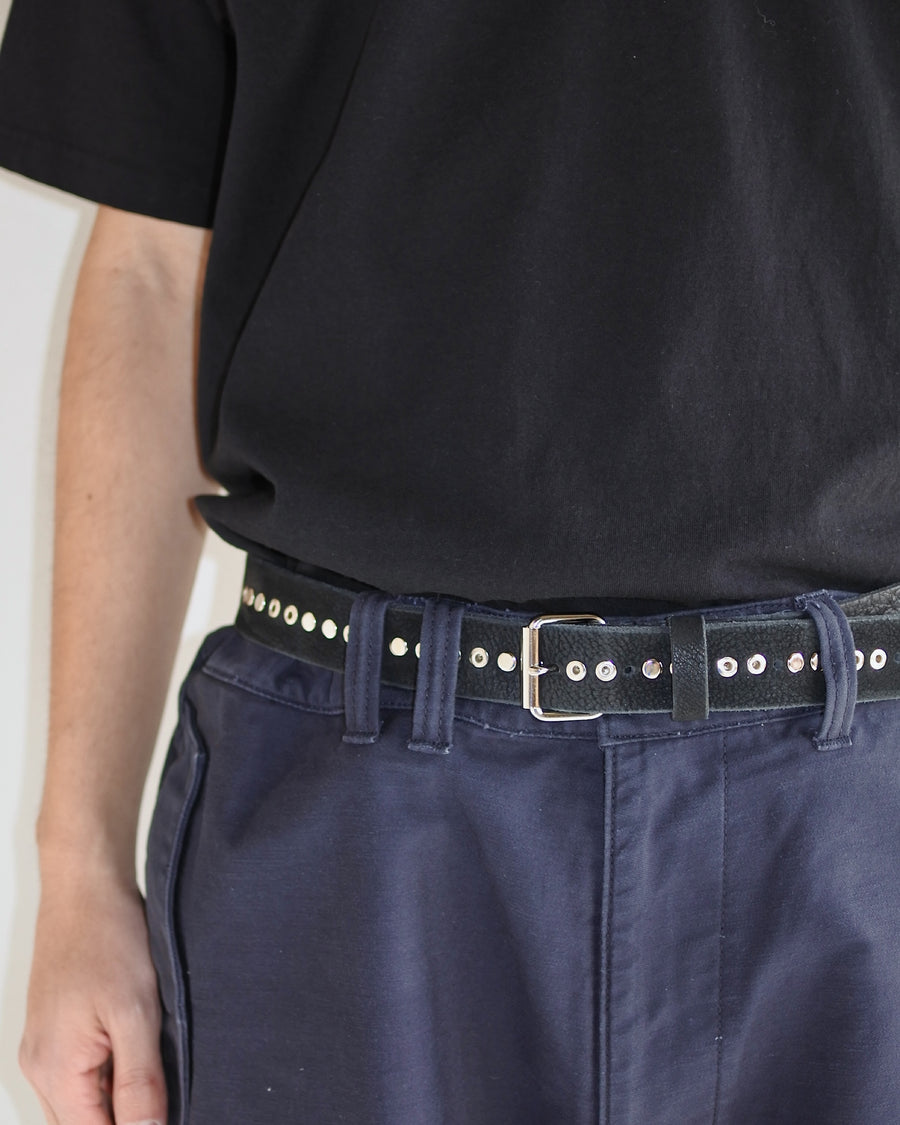 リベットパーツを装飾した黒色のレザーベルト