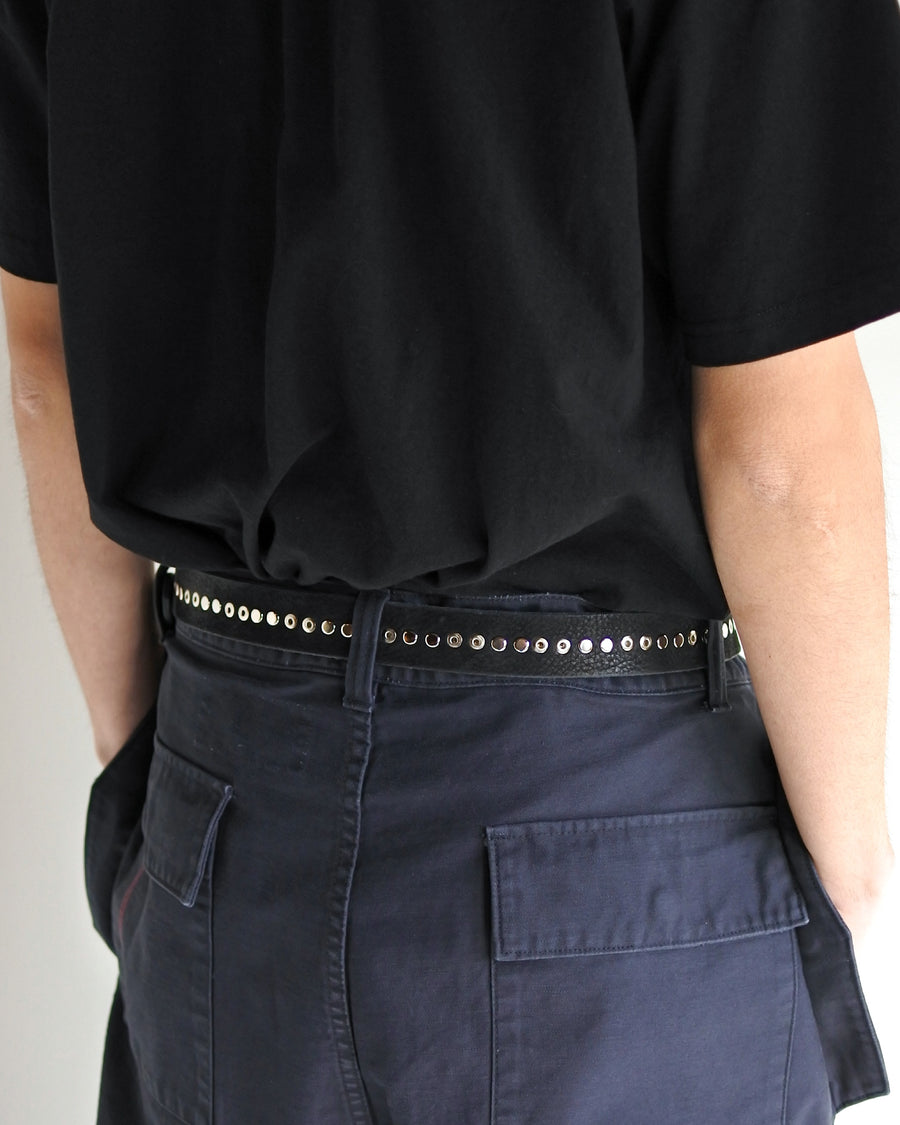 リベットパーツを装飾した黒色のレザーベルト