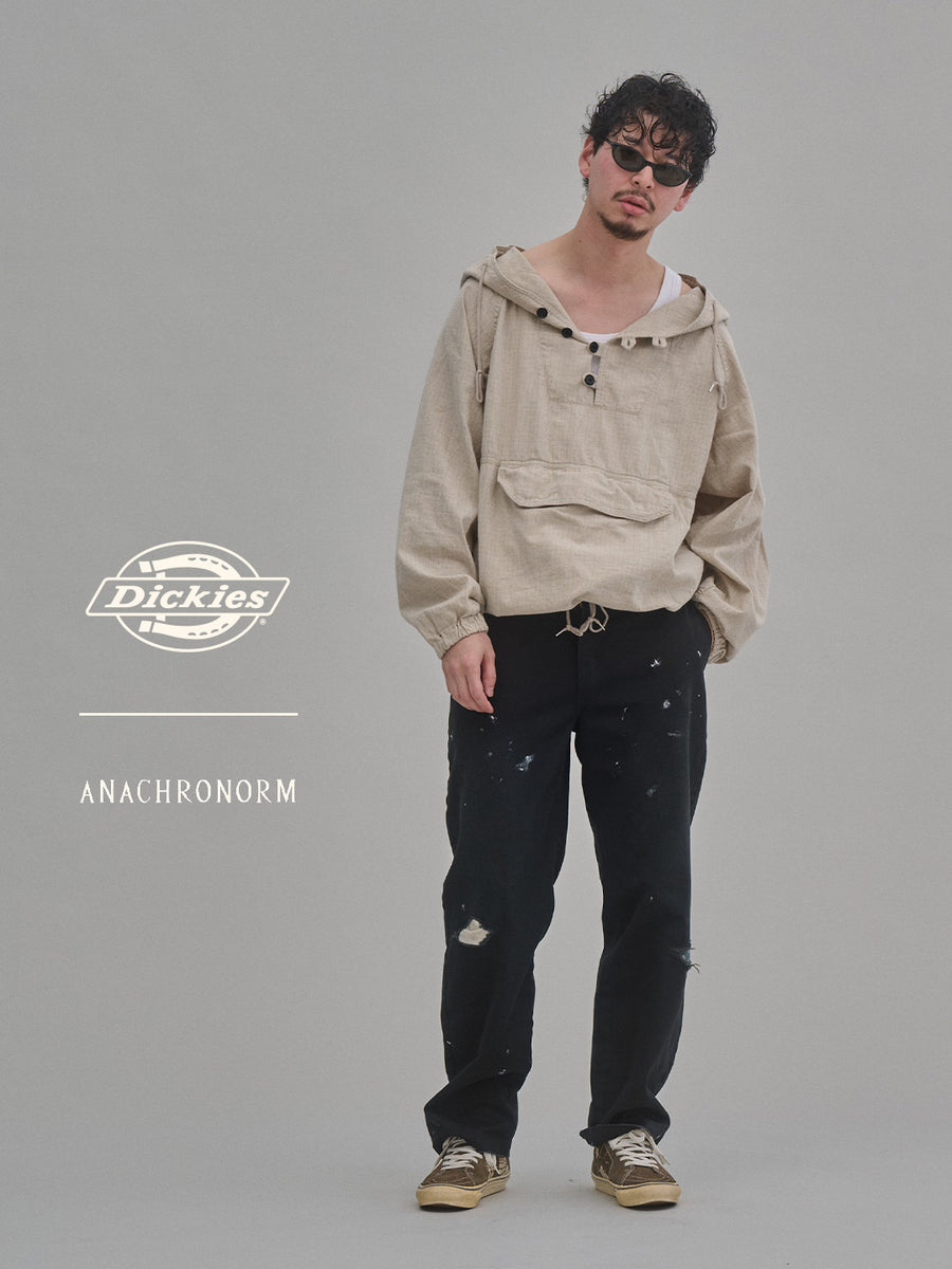 Dickiesのアイコンであるオリジナルワークパンツをベースに、ANACHRONORMがリアルなエイジングとリペア加工を施しました。
8.5ozのTCツイル生地はハリがあり丈夫で、シワになりにくく汚れにも強い素材。
タフなTC素材に5工程の加工を施し、長年履き込んだような風合いを再現しています。
膝には異なる生地の当て布を使用し、破れを補修したようなリペア風リメイクに仕上げました。
Based on the iconic Dickies Original Work Pants, reimagined with ANACHRONORM’s signature aging and repair aesthetic.
Made from sturdy 8.5oz TC twill, known for its durability and resistance to wrinkles and stains.
A five-step processing method recreates the look of years of wear on the tough TC fabric.