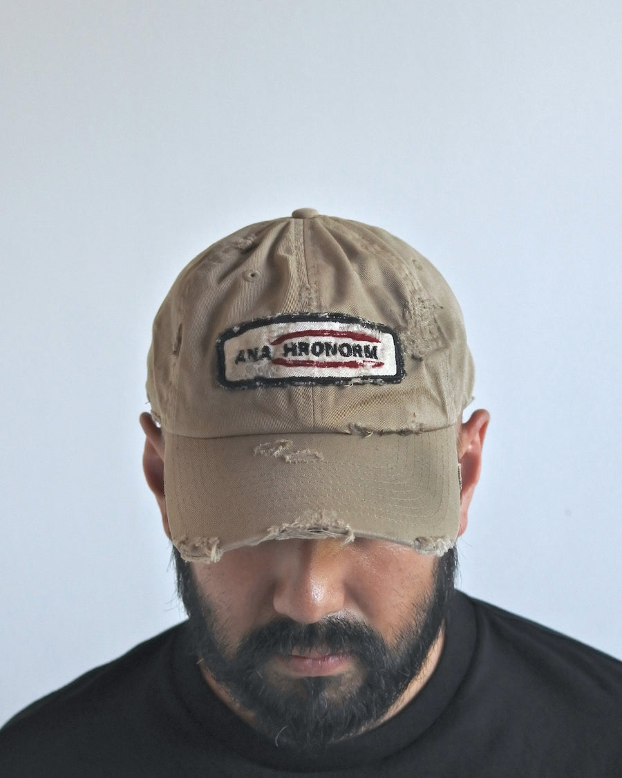 ダメージ加工とステッチ補強で、長年使い込まれた風合いを表現したキャップ。オリジナルワッペンにも同様の加工を施し、全体の統一感を高めました。素材には先染めのピグメントコットンキャンバスを採用。実用性とヴィンテージな佇まいを兼ね備え、スタイリングにこなれたアクセントを添える一着に仕上げています。

A distressed cap featuring reinforced stitching for a rugged, time-worn look. Both the body and the original patch are meticulously aged for a cohesive vintage aesthetic. Crafted from pre-dyed pigment cotton canvas, this BEIGE piece combines durability with a sophisticated, lived-in feel, perfect for adding character to any outfit.