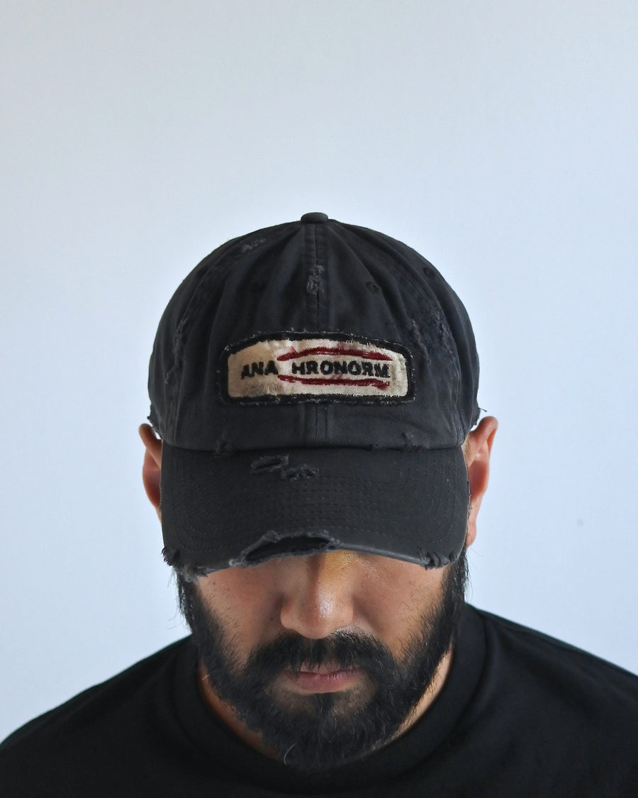 ダメージ加工とステッチ補強で、長年使い込まれた風合いを表現したキャップ。オリジナルワッペンにも同様の加工を施し、全体の統一感を高めました。素材には先染めのピグメントコットンキャンバスを採用。実用性とヴィンテージな佇まいを兼ね備え、スタイリングにこなれたアクセントを添える一着に仕上げています。

A distressed cap featuring reinforced stitching for a rugged, time-worn look. Both the body and the original patch are meticulously aged for a cohesive vintage aesthetic. Crafted from pre-dyed pigment cotton canvas, this BLACK piece combines durability with a sophisticated, lived-in feel, perfect for adding character to any outfit.