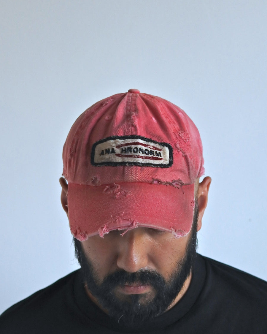 ダメージ加工とステッチ補強で、長年使い込まれた風合いを表現したキャップ。オリジナルワッペンにも同様の加工を施し、全体の統一感を高めました。素材には先染めのピグメントコットンキャンバスを採用。実用性とヴィンテージな佇まいを兼ね備え、スタイリングにこなれたアクセントを添える一着に仕上げています。

A distressed cap featuring reinforced stitching for a rugged, time-worn look. Both the body and the original patch are meticulously aged for a cohesive vintage aesthetic. Crafted from pre-dyed pigment cotton canvas, this RED piece combines durability with a sophisticated, lived-in feel, perfect for adding character to any outfit.