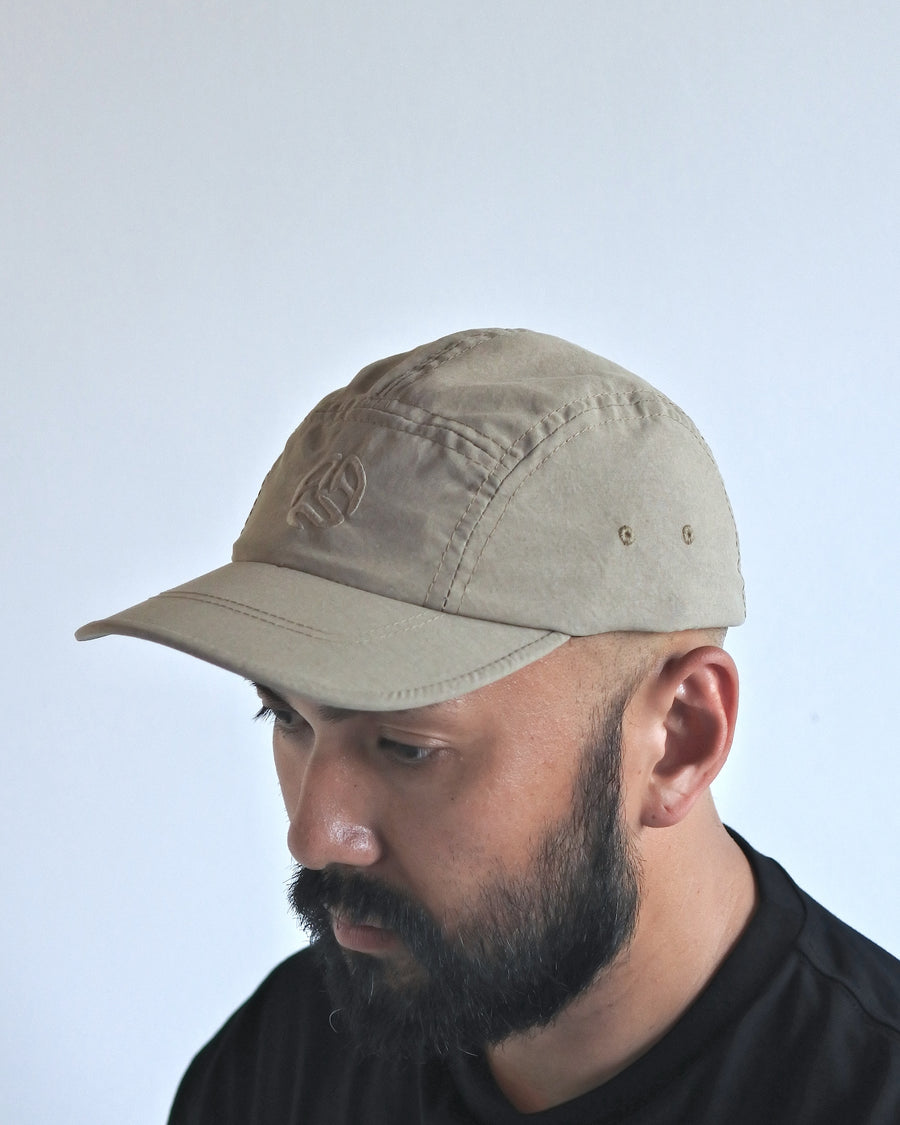 綿のような質感と軽量性を備えた高機能なポリエステルオックスを採用。タスラン加工糸により、シワになりにくく速乾性に優れたイージーケア性を実現しました。染色が困難なポリエステルに特殊顔料染めを施すことで、光沢を抑えたナチュラルで奥行きのある表情に。裏地にはサステナブルなリサイクルメッシュを使用し、快適な着用感にもこだわりました。

High-performance polyester oxford with a cotton-like touch, offering quick-dry and wrinkle-resistant benefits. This GRAY BEIGE piece features a special pigment dye for a matte, faded texture, defying its synthetic roots. Lined with eco-friendly recycled mesh, it ensures breathability while maintaining a sophisticated, natural aesthetic.