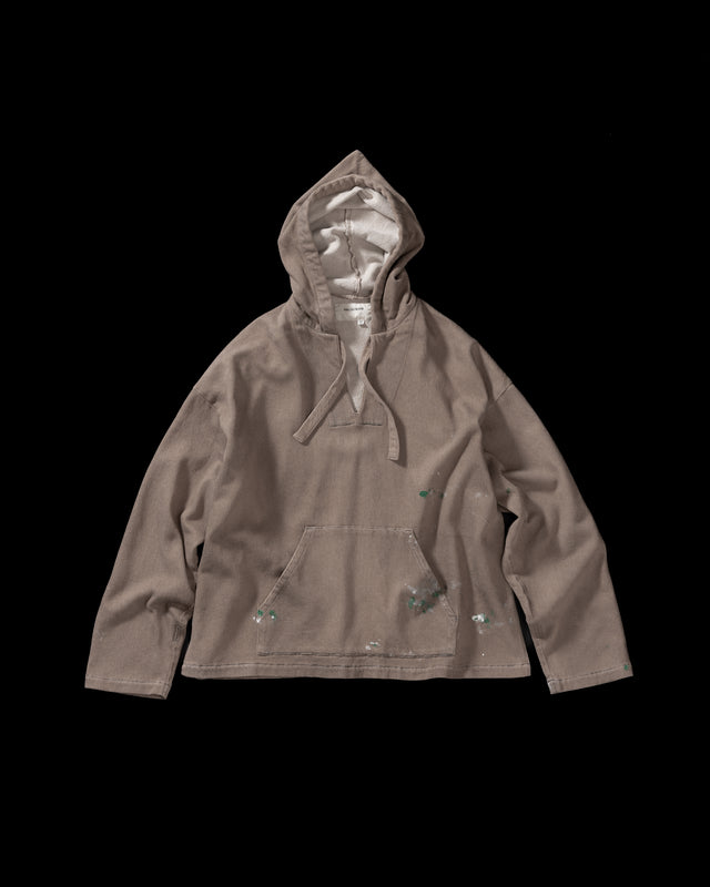 メキシカンパーカーの特徴や印象を忠実に再現しつつ、寸法を調整してシルエットを整えた一着です。
柔らかな甘織りデニムを使用し、快適な着心地に仕上げています。
太畝ツイルデニムは弱スラブ糸で織り上げたふっくらとした質感と自然なストレッチ性が特徴で、ベージュカラーが上品な印象を与えます。