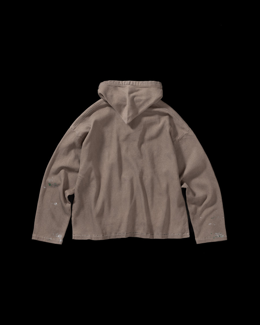 メキシカンパーカーの特徴や印象を忠実に再現しつつ、寸法を調整してシルエットを整えた一着です。
柔らかな甘織りデニムを使用し、快適な着心地に仕上げています。
太畝ツイルデニムは弱スラブ糸で織り上げたふっくらとした質感と自然なストレッチ性が特徴で、ベージュカラーが上品な印象を与えます。