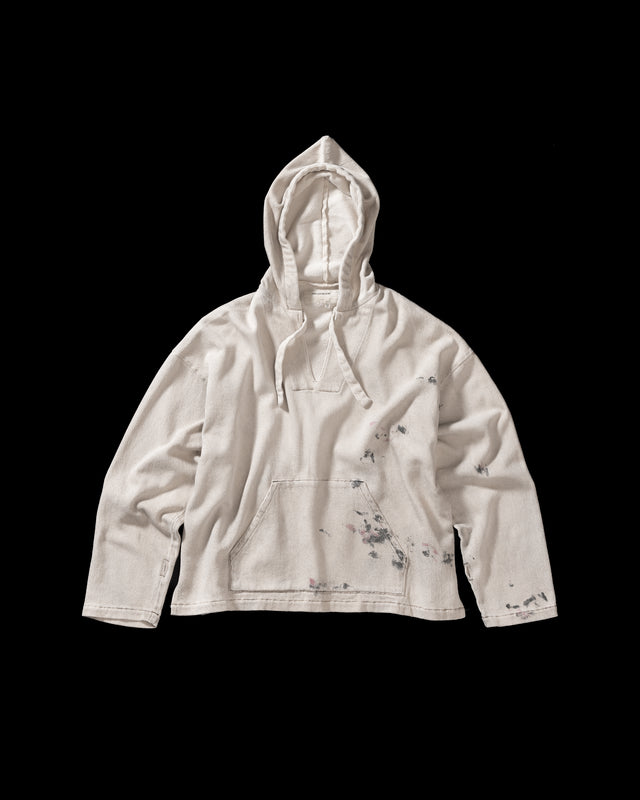 メキシカンパーカーの特徴や印象を忠実に再現しつつ、寸法を調整してシルエットを整えた一着です。
柔らかな甘織りデニムを使用し、快適な着心地に仕上げています。
太畝ツイルデニムは弱スラブ糸で織り上げたふっくらとした質感と自然なストレッチ性が特徴で、オフホワイトカラーが上品な印象を与えます。