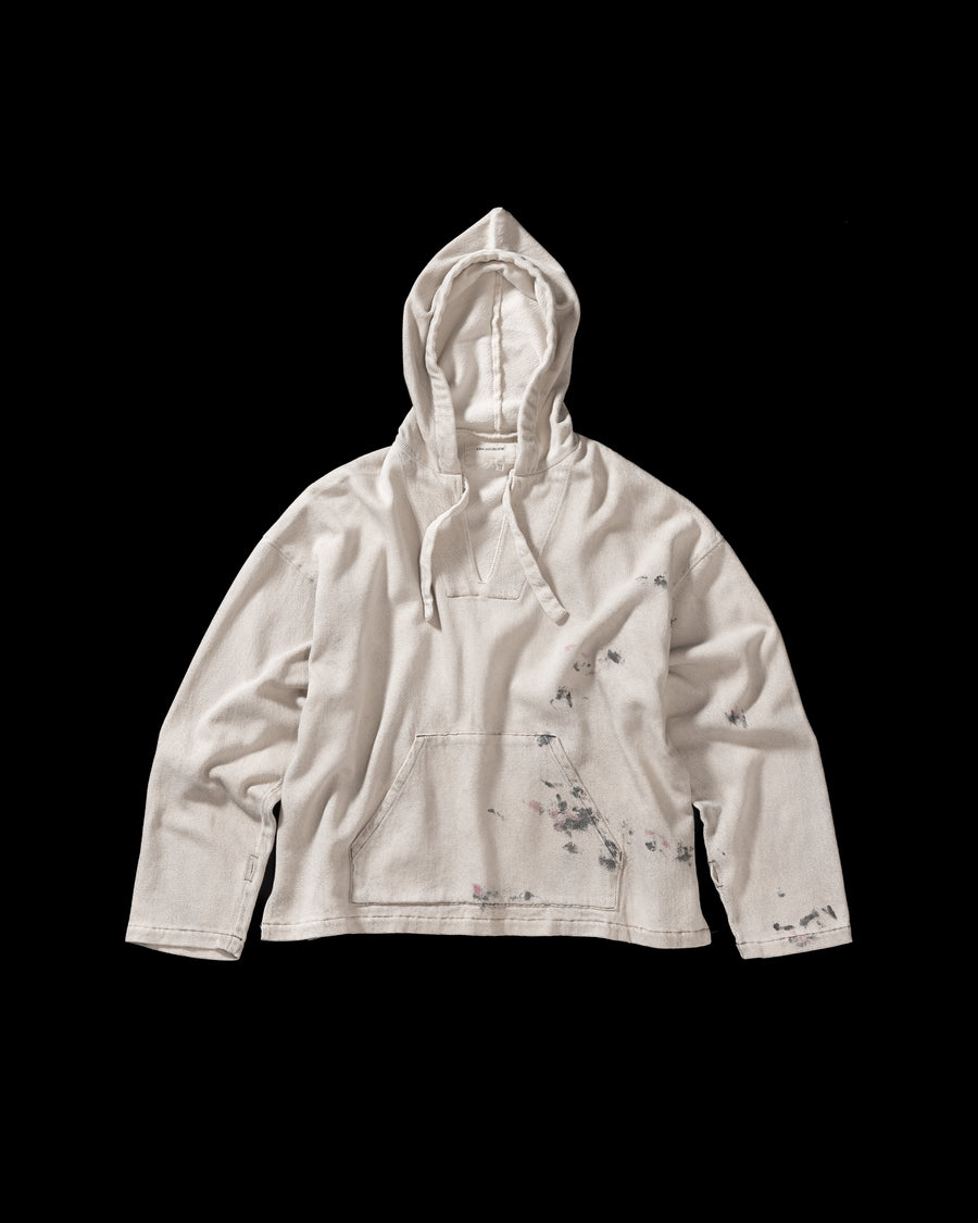 メキシカンパーカーの特徴や印象を忠実に再現しつつ、寸法を調整してシルエットを整えた一着です。
柔らかな甘織りデニムを使用し、快適な着心地に仕上げています。
太畝ツイルデニムは弱スラブ糸で織り上げたふっくらとした質感と自然なストレッチ性が特徴で、オフホワイトカラーが上品な印象を与えます。