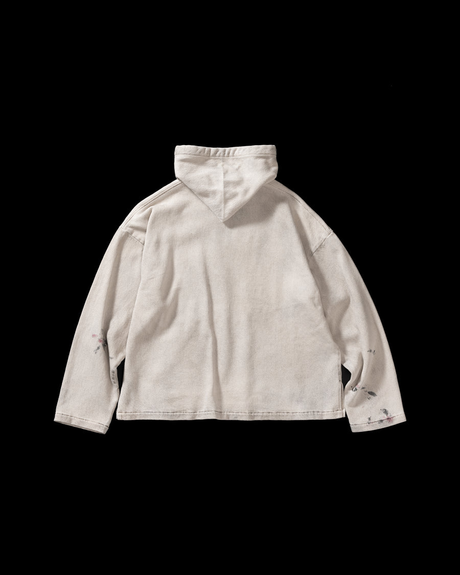 メキシカンパーカーの特徴や印象を忠実に再現しつつ、寸法を調整してシルエットを整えた一着です。
柔らかな甘織りデニムを使用し、快適な着心地に仕上げています。
太畝ツイルデニムは弱スラブ糸で織り上げたふっくらとした質感と自然なストレッチ性が特徴で、オフホワイトカラーが上品な印象を与えます。