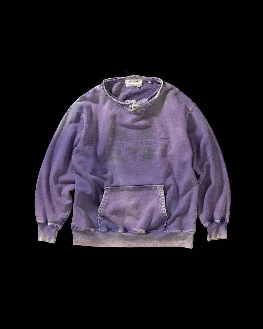 フードをカットオフした薄いネイビー色のスウェットパーカー。
染色と加工によって日焼けし褪せたようなリアルな表情を出しています。