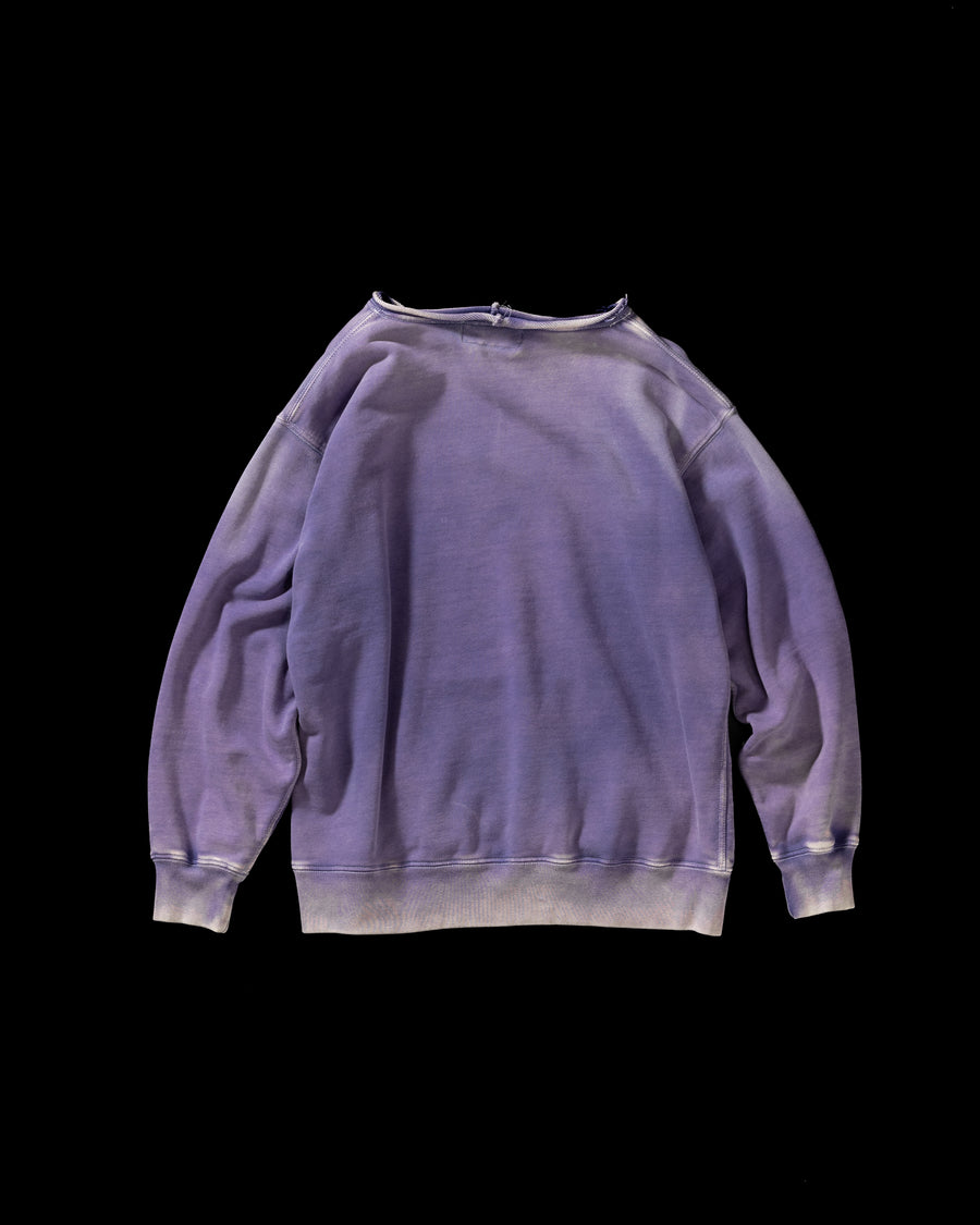 フードをカットオフした薄いネイビー色のスウェットパーカー。
染色と加工によって日焼けし褪せたようなリアルな表情を出しています。