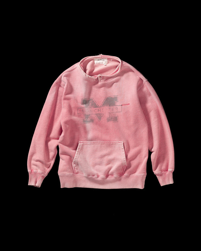 フードをカットオフした薄い赤色のスウェットパーカー。
染色と加工によって日焼けし褪せたようなリアルな表情を出しています。