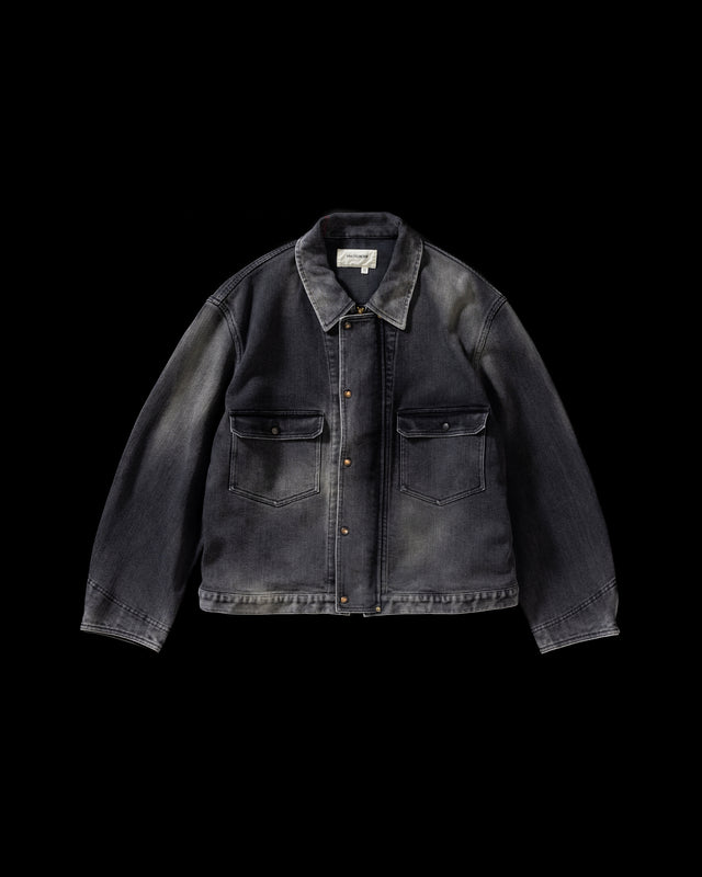 エイジングヘビーピケワークジャケットは、上質で肉厚なピケ素材を使用し、無骨さときれいな落ち感を併せ持つ一着です。13オンスの先染め硫化ピケは重厚感と柔らかさが特徴で、着用を重ねることで味わい深い経年変化を楽しめます。全体にはリアルなアタリを加えたエイジング加工を施しています。
The Aging Heavy Pique Work Jacket is crafted from premium, heavyweight pique fabric that blends rugged character with a clean drape. The 13oz pre-dyed sulfide pique offers both substantial weight and softness, gradually developing a rich patina with wear. A realistic, worn-in look is achieved through an overall aging treatment.