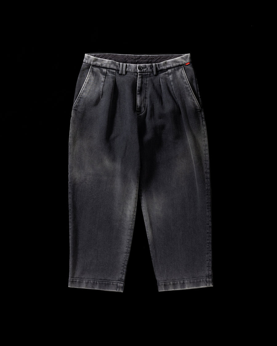 上質で肉厚なピケ素材を使用したトラウザー。無骨さの中に上品な落ち感を持ち、深みのあるブラックカラーが魅力です。硫化染料による染色とエイジング加工により、着込むほどに味わい深い経年変化を楽しめます。A trousers crafted from premium, heavy pique fabric. It balances ruggedness with a refined drape, finished in a deep black hue. Sulfur dyeing and aging treatment give it a rich patina that evolves beautifully over time.