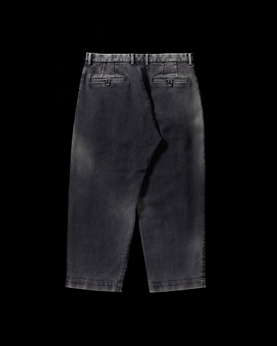 上質で肉厚なピケ素材を使用したトラウザー。無骨さの中に上品な落ち感を持ち、深みのあるブラックカラーが魅力です。硫化染料による染色とエイジング加工により、着込むほどに味わい深い経年変化を楽しめます。A trousers crafted from premium, heavy pique fabric. It balances ruggedness with a refined drape, finished in a deep black hue. Sulfur dyeing and aging treatment give it a rich patina that evolves beautifully over time.