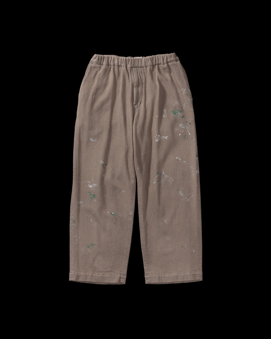 シルエットを重視したワイドイージーパンツ。
柔らかな甘織りデニムを使用し、快適な着心地を実現しました。
弱スラブ糸で織り上げた太畝ツイルデニムは、ふっくらとした質感と自然なストレッチ性が特徴で、ベージュカラーが上品な印象を与えます。