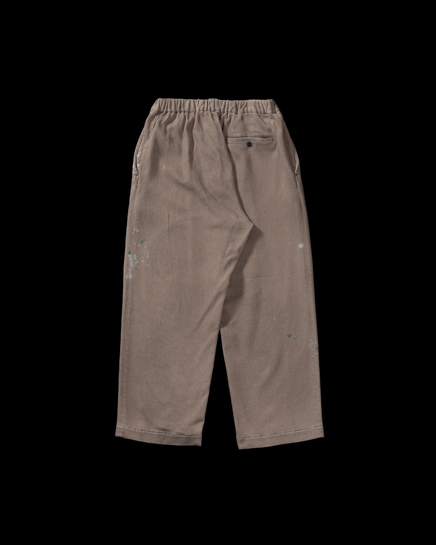 シルエットを重視したワイドイージーパンツ。
柔らかな甘織りデニムを使用し、快適な着心地を実現しました。
弱スラブ糸で織り上げた太畝ツイルデニムは、ふっくらとした質感と自然なストレッチ性が特徴で、ベージュカラーが上品な印象を与えます。