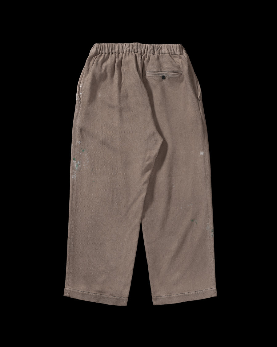 シルエットを重視したワイドイージーパンツ。
柔らかな甘織りデニムを使用し、快適な着心地を実現しました。
弱スラブ糸で織り上げた太畝ツイルデニムは、ふっくらとした質感と自然なストレッチ性が特徴で、ベージュカラーが上品な印象を与えます。