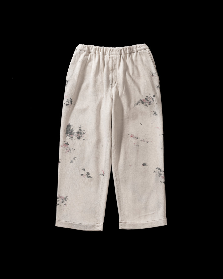 シルエットを重視したワイドイージーパンツ。
柔らかな甘織りデニムを使用し、快適な着心地を実現しました。
弱スラブ糸で織り上げた太畝ツイルデニムは、ふっくらとした質感と自然なストレッチ性が特徴で、オフホワイトカラーが上品な印象を与えます。