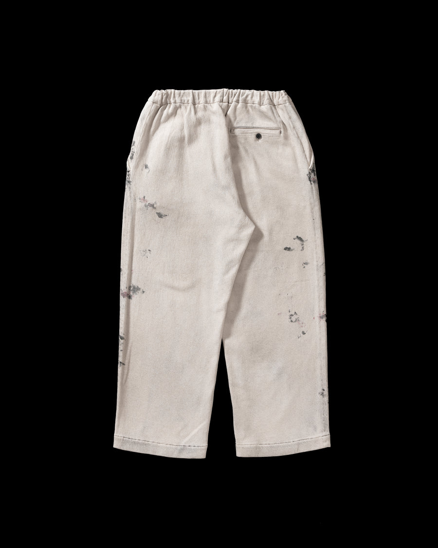 シルエットを重視したワイドイージーパンツ。
柔らかな甘織りデニムを使用し、快適な着心地を実現しました。
弱スラブ糸で織り上げた太畝ツイルデニムは、ふっくらとした質感と自然なストレッチ性が特徴で、オフホワイトカラーが上品な印象を与えます。