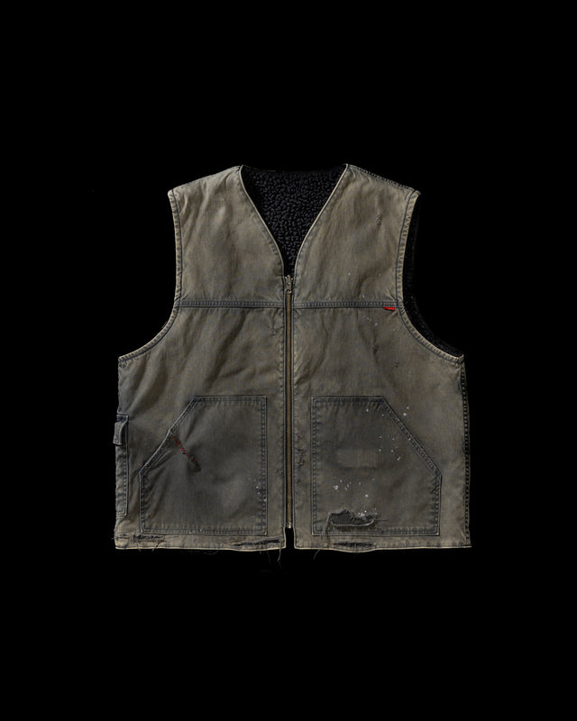 リバーシブルで着用が可能なダック×ボアのワークベスト。
カラーはブラック。
某ワークブランドよりも生地の重量が軽量なのでストレスの少ないライトな着用感も魅力的です。

■表地 : 11号帆布生地
頒布の中で最も薄手の11号を使用しており、強度・耐久性に優れ、着用を重ねるごとにアタリなどの経年変化を感じられる素材です。
■裏地 : シープボア
毛足がありながら、ざらつきが少ないソフトなボア生地です。

■加工 : 特殊エイジング加工/サンフェードダメージ加工
水や薬品の使用量を軽減させながら生地の凹凸部分のアタリを強調させ、同時に脱色させる特殊加工です。
さらにダメージ加工を施しております。