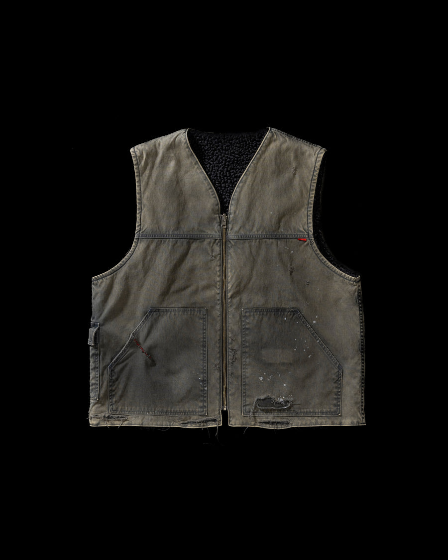 リバーシブルで着用が可能なダック×ボアのワークベスト。
カラーはブラック。
某ワークブランドよりも生地の重量が軽量なのでストレスの少ないライトな着用感も魅力的です。

■表地 : 11号帆布生地
頒布の中で最も薄手の11号を使用しており、強度・耐久性に優れ、着用を重ねるごとにアタリなどの経年変化を感じられる素材です。
■裏地 : シープボア
毛足がありながら、ざらつきが少ないソフトなボア生地です。

■加工 : 特殊エイジング加工/サンフェードダメージ加工
水や薬品の使用量を軽減させながら生地の凹凸部分のアタリを強調させ、同時に脱色させる特殊加工です。
さらにダメージ加工を施しております。