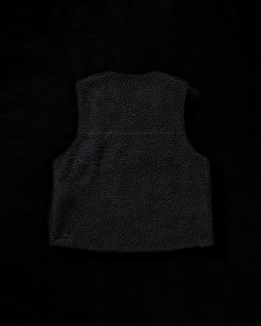 リバーシブルで着用が可能なダック×ボアのワークベスト。
カラーはブラック。
某ワークブランドよりも生地の重量が軽量なのでストレスの少ないライトな着用感も魅力的です。

■表地 : 11号帆布生地
頒布の中で最も薄手の11号を使用しており、強度・耐久性に優れ、着用を重ねるごとにアタリなどの経年変化を感じられる素材です。
■裏地 : シープボア
毛足がありながら、ざらつきが少ないソフトなボア生地です。

■加工 : 特殊エイジング加工/サンフェードダメージ加工
水や薬品の使用量を軽減させながら生地の凹凸部分のアタリを強調させ、同時に脱色させる特殊加工です。
さらにダメージ加工を施しております。