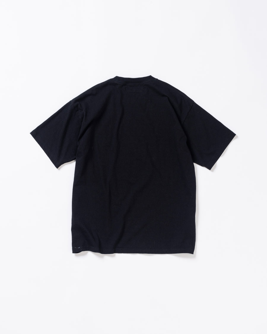 AN366 STICKER MOTIF PRINTED S/S T-S BLACK