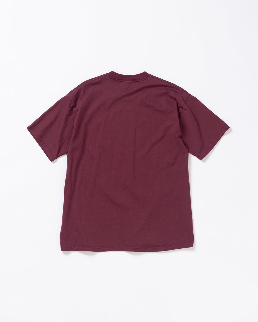 AN366 STICKER MOTIF PRINTED S/S T-S BURGUNDY